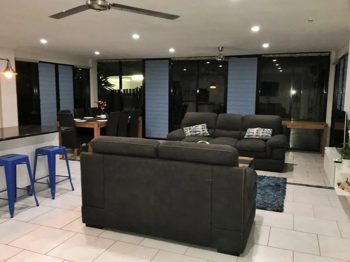 Heated Pool & Tropical Private Open Space Trinity Beach Holiday home