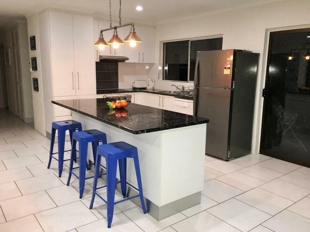 Heated Pool & Tropical Private Open Space Trinity Beach Holiday home