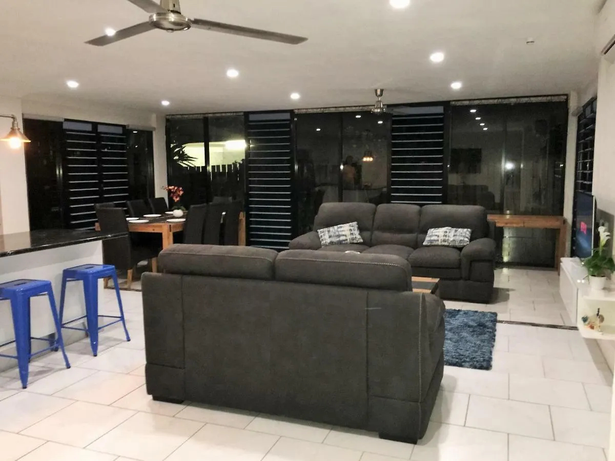 Holiday home Heated Pool & Tropical Private Open Space Trinity Beach Australia