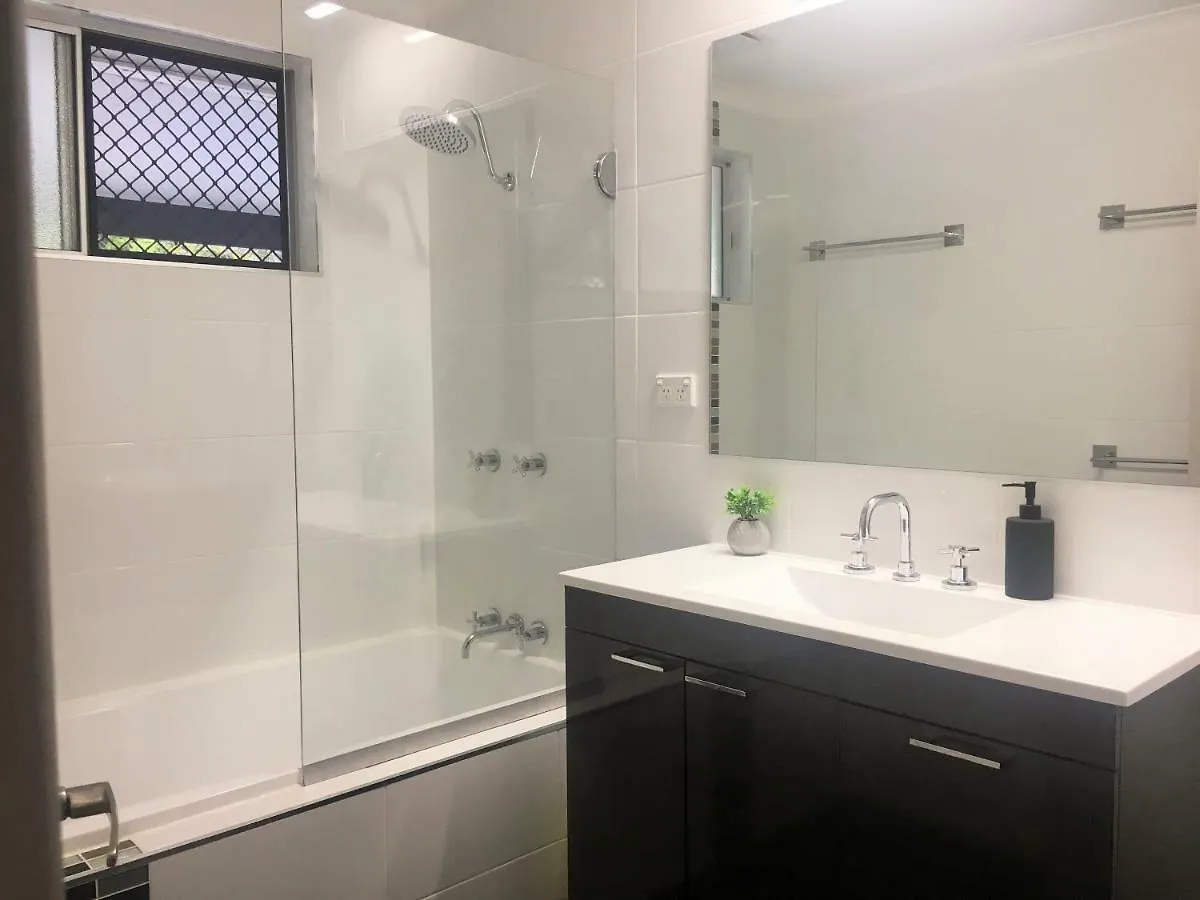 Holiday home Heated Pool & Tropical Private Open Space Trinity Beach Australia